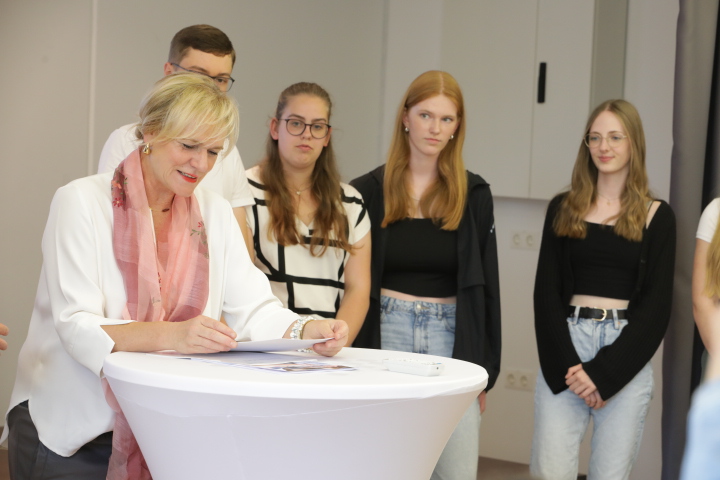 Bildungsministerin Simone Oldenburg besucht Schülerfirmentreffen in Rostock